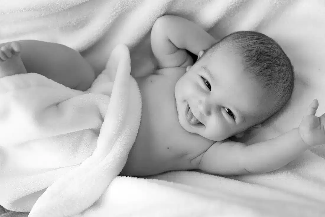 bébé souriant dans son lit prêt pour prendre sa dose de vitamine D