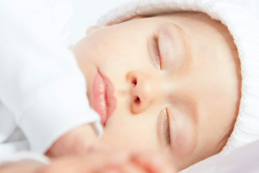 Mon bébé dort très peu est-ce normal ? Puériculture bebe endormi a point ferme