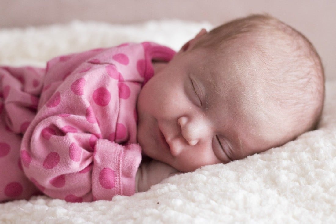 Mon bébé dort très peu est-ce normal ? Puériculture bebe endormi