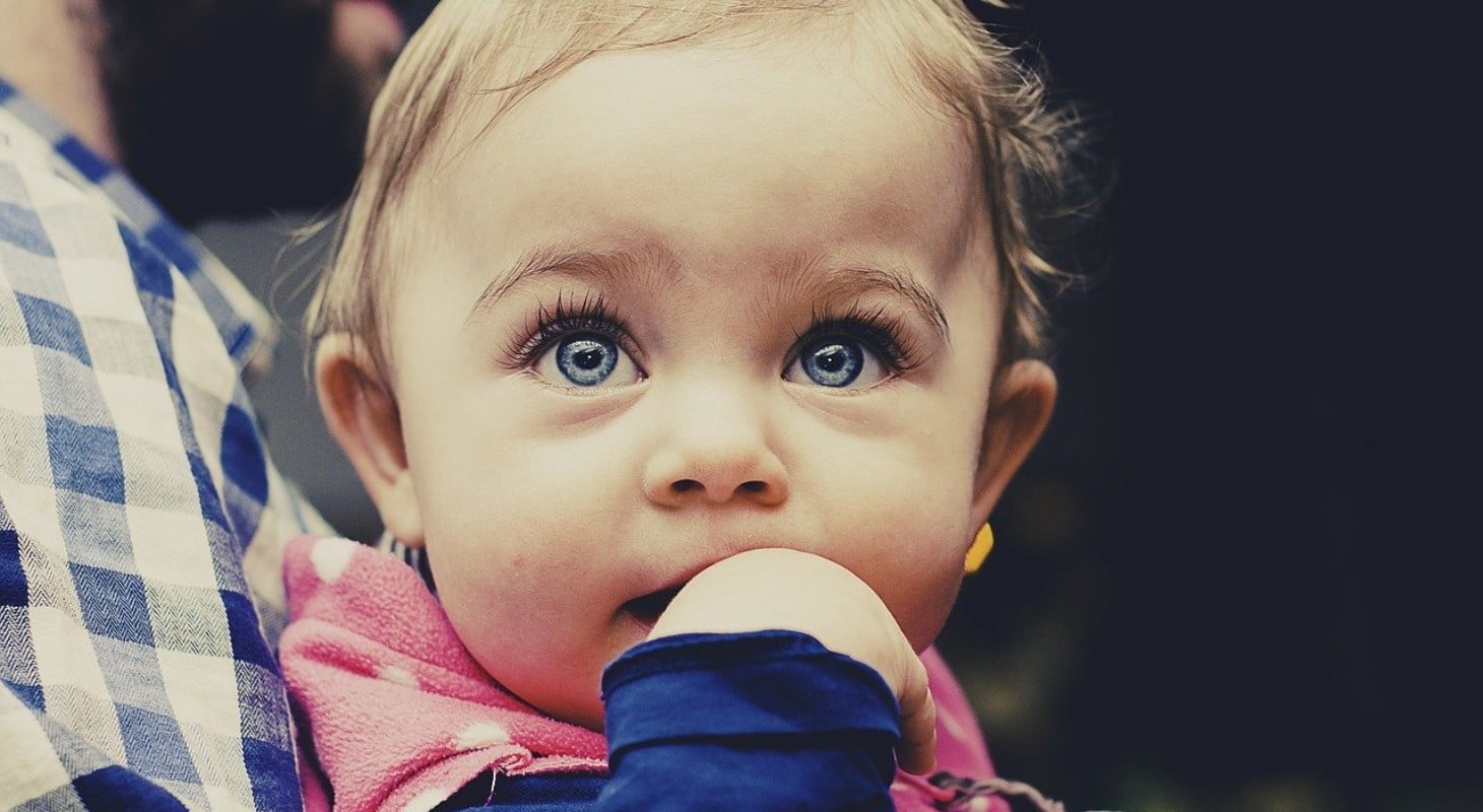 bébé aux yeux bleus