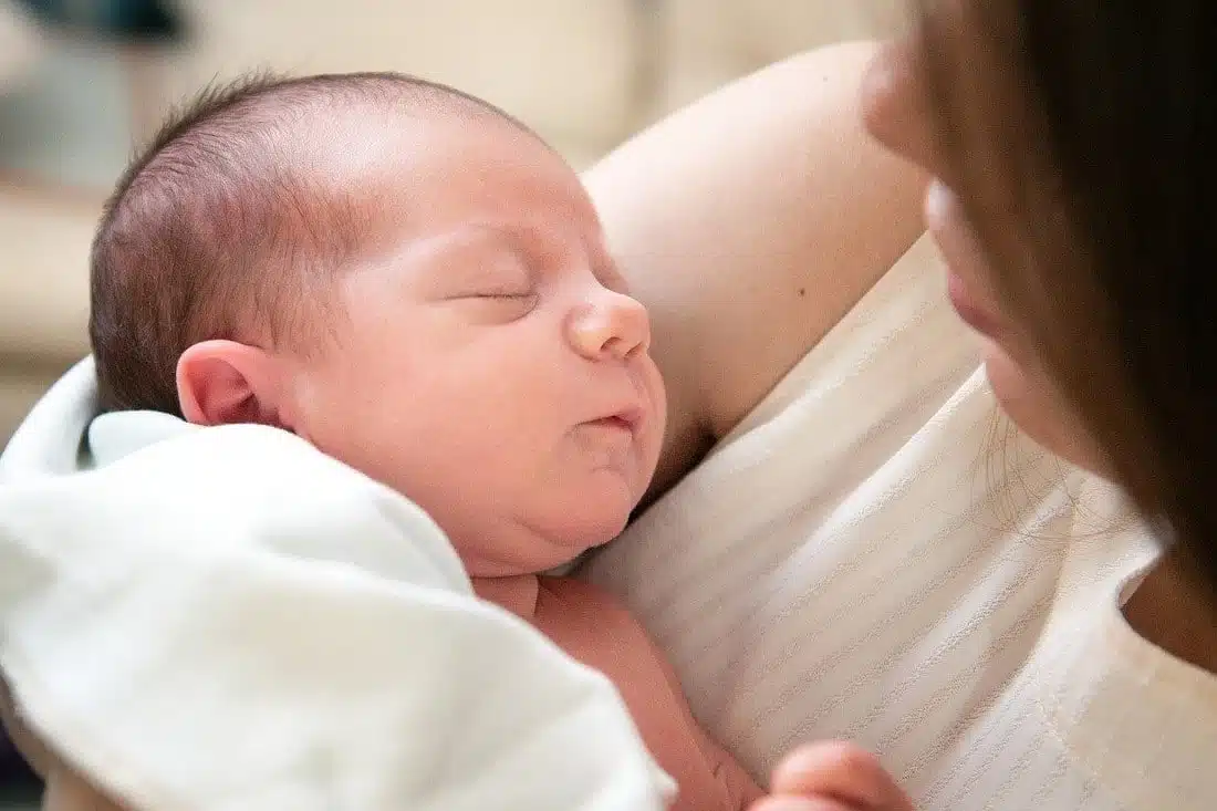 Le hoquet de bébé : 5 astuces pour le stopper Conseils & Astuces nourisson dans les bras de sa maman