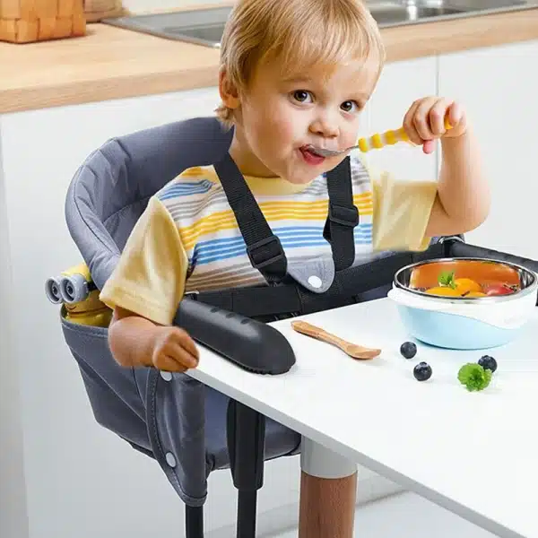 Chaise bébé haute pliable avec un bébé qui mange de la soupe