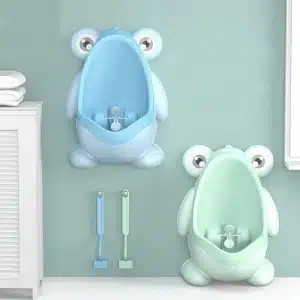 Deux urinoirs un bleu et un vert vertical en forme de grenouille pour petit garçon