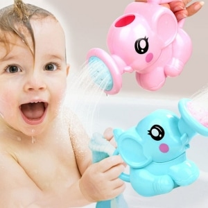 Jouet de bain forme éléphant un rose et un bleu avec un bébé qui rigole