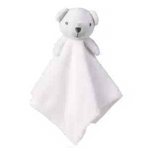Une peluche en forme d'ours blanc en fond blanc avec serviette