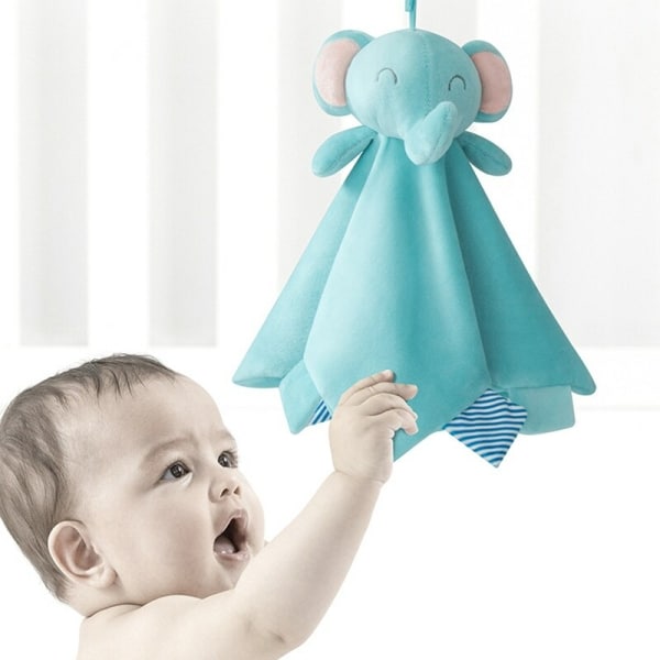 Une peluche en forme d'éléphant avec serviette et avec un bébé qui le tient
