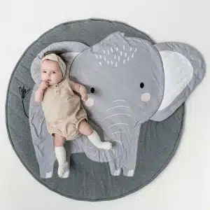 Tapis bébé à motif éléphant pour ramper en gris avec un bébé qui est dessus