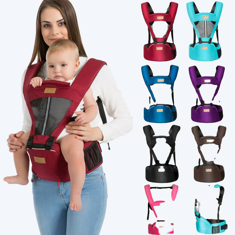 Une maman avec le porte bébé kangourou avec son bébé dans le porte-bébé