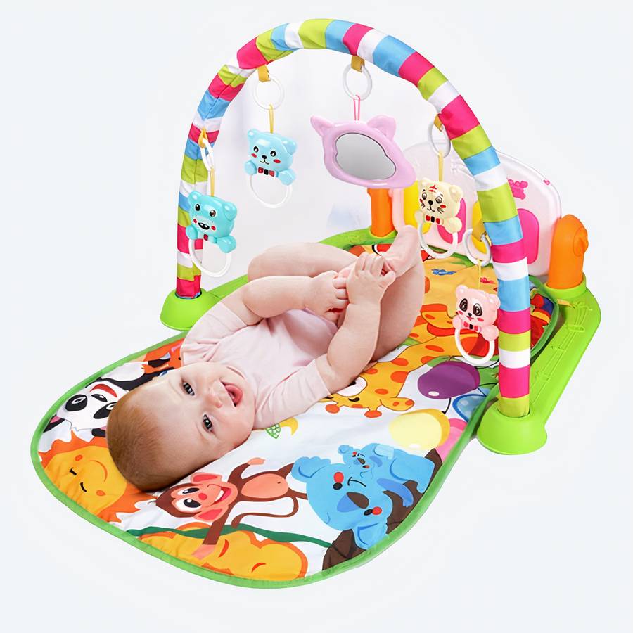 Un tapis de jeux colorés avec le bébé qui rigole en jouant