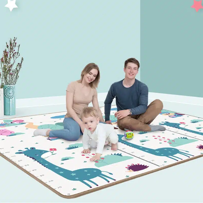 Un tapis à motif dessin animé avec un bébé avec ses parents qui joue