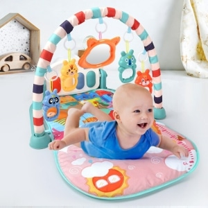 Un tapis d'activité pour bébé avec un bébé qui rigole