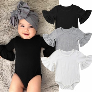 Trois ensembles pour bébés fille à manches évasées un gris, un blanc et un noir