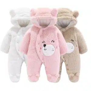 Trois combinaisons pyjamas à pied pour bébé motif ours un rose, un marron et un blanc