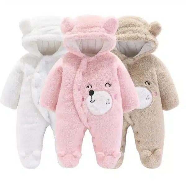 Trois combinaisons pyjamas à pied pour bébé motif ours un rose, un marron et un blanc