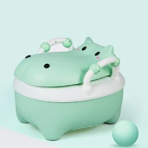 Un pot de toilette motif hippopotame pour bébé tout mignon vert avec un fond vert