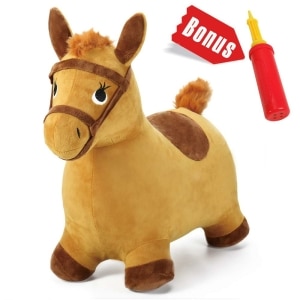 Un cheval à saut trémie gonflable marron avec une pompe pour gonfler