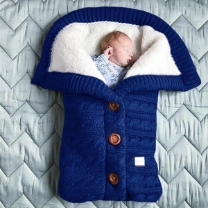 Un sac de couchage polaire bleu avec un bébé qui dort