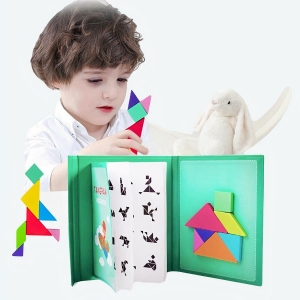 Un livre de Puzzle magnétique portable avec un enfant qui jouet avec