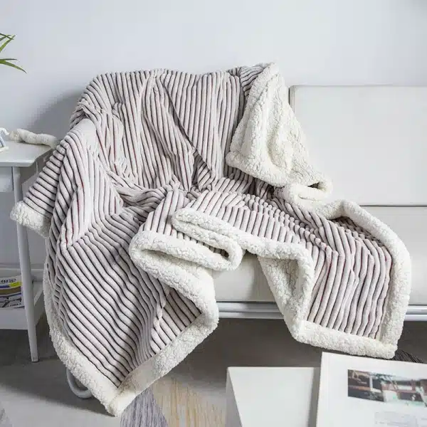 Une couverture douce en cachemire d’agneau pour bébé sûr un canapé blanc