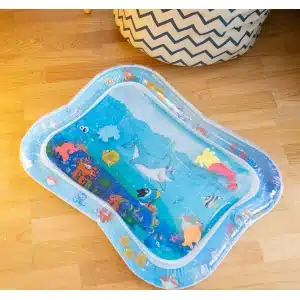 Un tapis de jeu à eau gonflable pour bébé bleu avec un motif de poissons