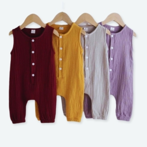 Quatre barboteuse combinaisons en mousseline pour bébé en jaune, bordeaux,gris et violet