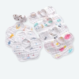 Six bavoirs en mousseline de gaze pour bébé avec un fond blanc