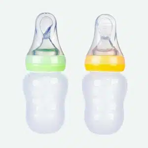 Deux biberons en silicone avec cuillère à riz un vert et un jaune avec un bébé qui rigole