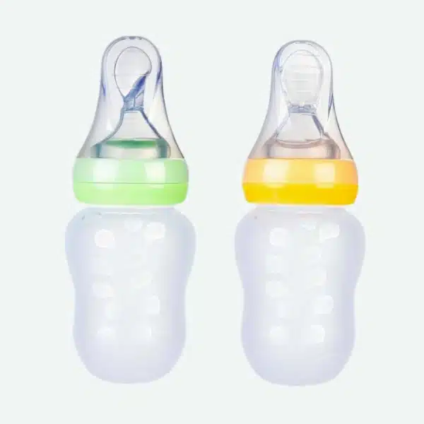 Deux biberons en silicone avec cuillère à riz un vert et un jaune avec un bébé qui rigole