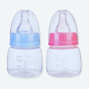 Deux biberons transparents avec deux coloris différents un rose et bleu