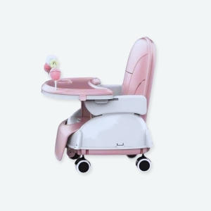 Chaise haute pliante pour bébé de couleur Rose avec un peu de blanc dans le coté