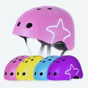 Cinq casques vélo pour enfants plusieurs coloris un rose, un jaune, un violet et un bleu