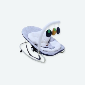 Chaise à bascule automatique blanche avec trois peluches suspendues