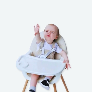 Chaise haute multifonctionnelle avec un bébé dessus.