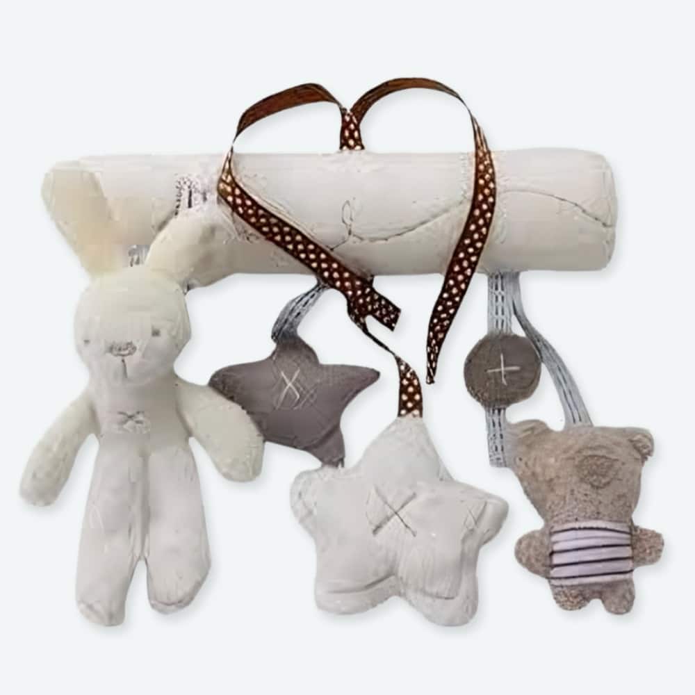 Peluche blanche animale avec sonnette suspendue.