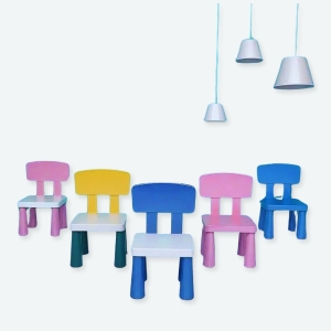 Cinq petits tabourets de jeu de plusieurs couleurs différentes pour enfant