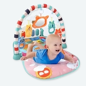 Un tapis d'activité pour bébé avec un bébé qui rigole.