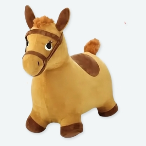 Un cheval à saut trémie gonflable marron avec une pompe pour gonfler.