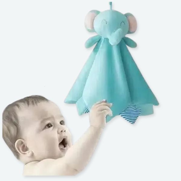 Une peluche en forme d'éléphant avec serviette et avec un bébé qui le tient.