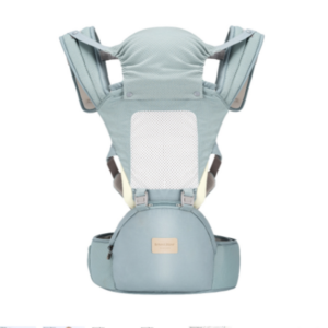 Porte-bébé en tissu bleu clair et blanc sur un fond blanc