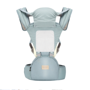 Porte-bébé en tissu bleu clair et blanc sur un fond blanc