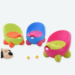 Trois pots bébé portable un rose un vert et un bleu avec une peluche par terre
