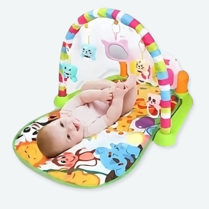 Un tapis de jeux colorés avec le bébé qui rigole en jouant.