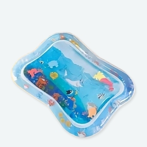 Un tapis de jeu à eau gonflable pour bébé bleu avec un motif de poissons