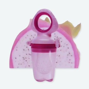 Tétine de dentition en silicone avec surfaces texturées de couleur rose avec un fond sous forme de fruit derrière