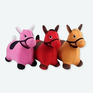 Trois trémies de cheval gonflable un rose, un rouge et un marron
