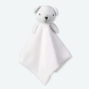 Une peluche en forme d'ours blanc en fond blanc avec serviette.