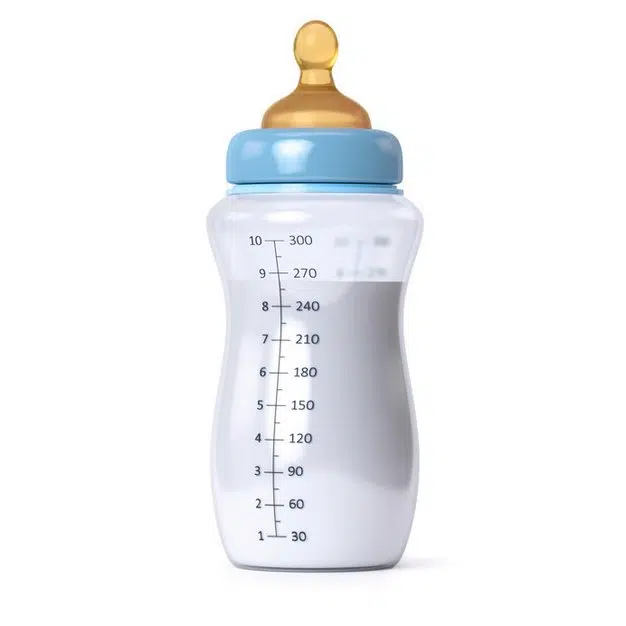 biberon transparent avec du lait pour bébé
