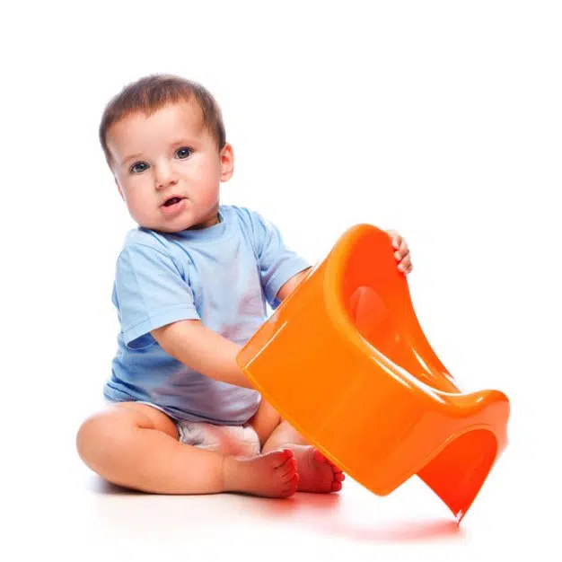 petit bébé qui joue avec son pot orange