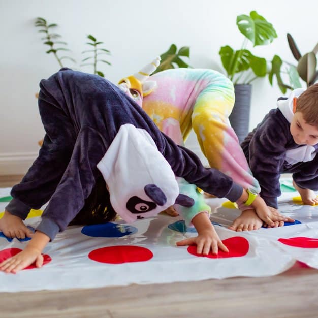 Enfants jouent sur un tapis de jeu