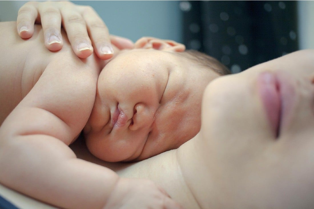 5 conseils pour faire dormir bébé dans son lit Puériculture une maman qui dort avec son bebe